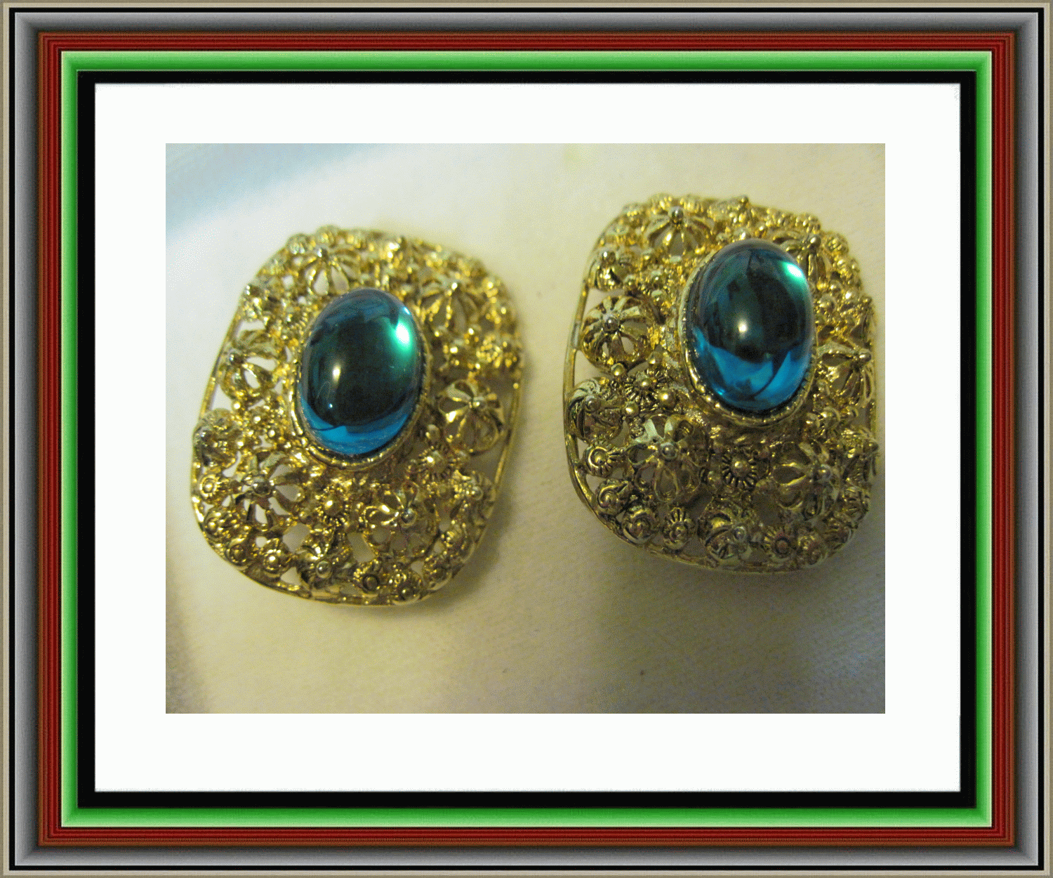 0554 - VINTAGE OR RETRO GOLD FILIGREE RECTANGLES WITH BRIGHT BLU