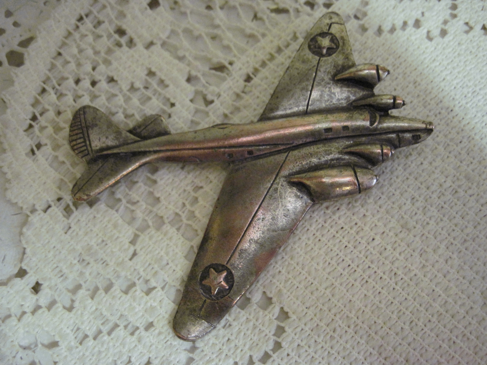 0685 - VINTAGE WORLD WAR II AIRPLANE BOMBER BROOCH