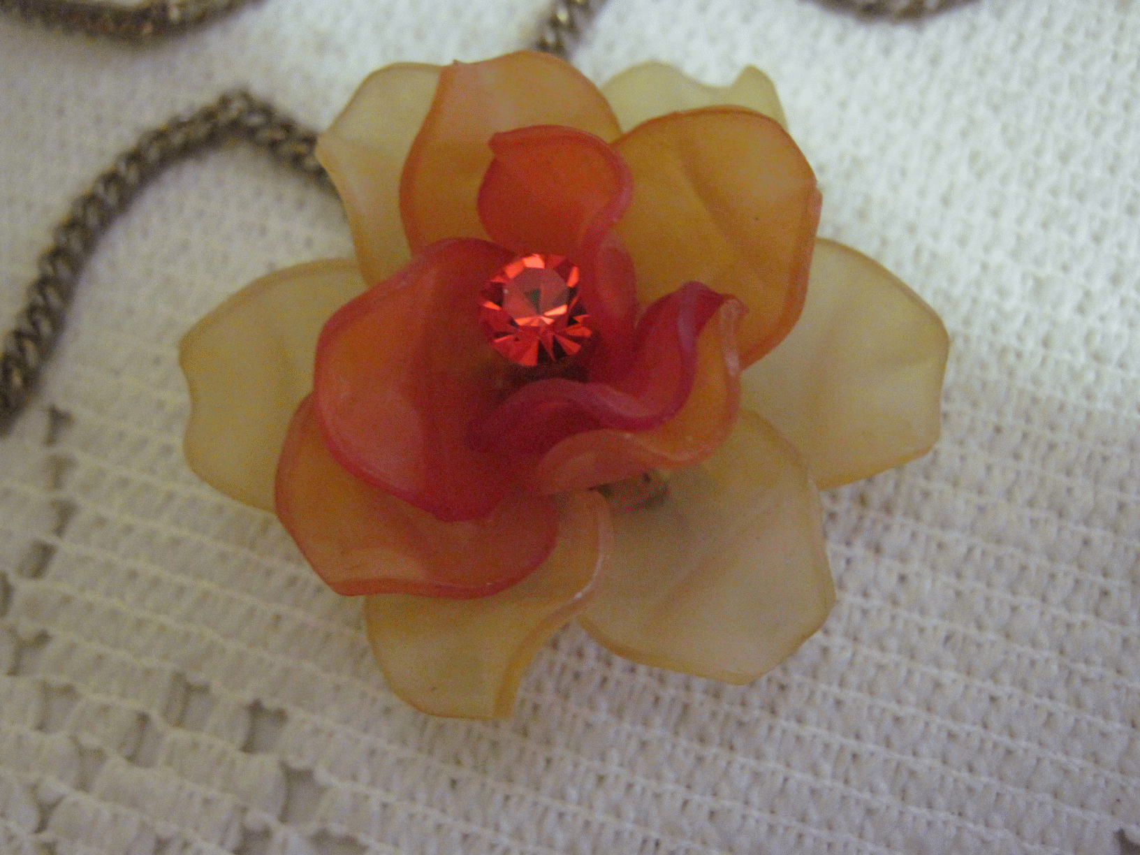 0686 - VINTAGE ROSE PENDANT NECKLACE OF FORMED LUCITE PETALS WIT